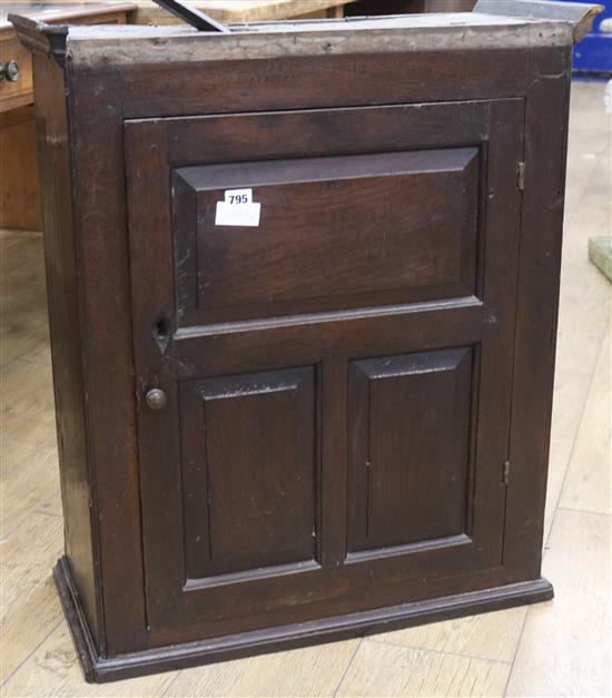 An 18th century oak wall cupboard W.66cm, H.78cm